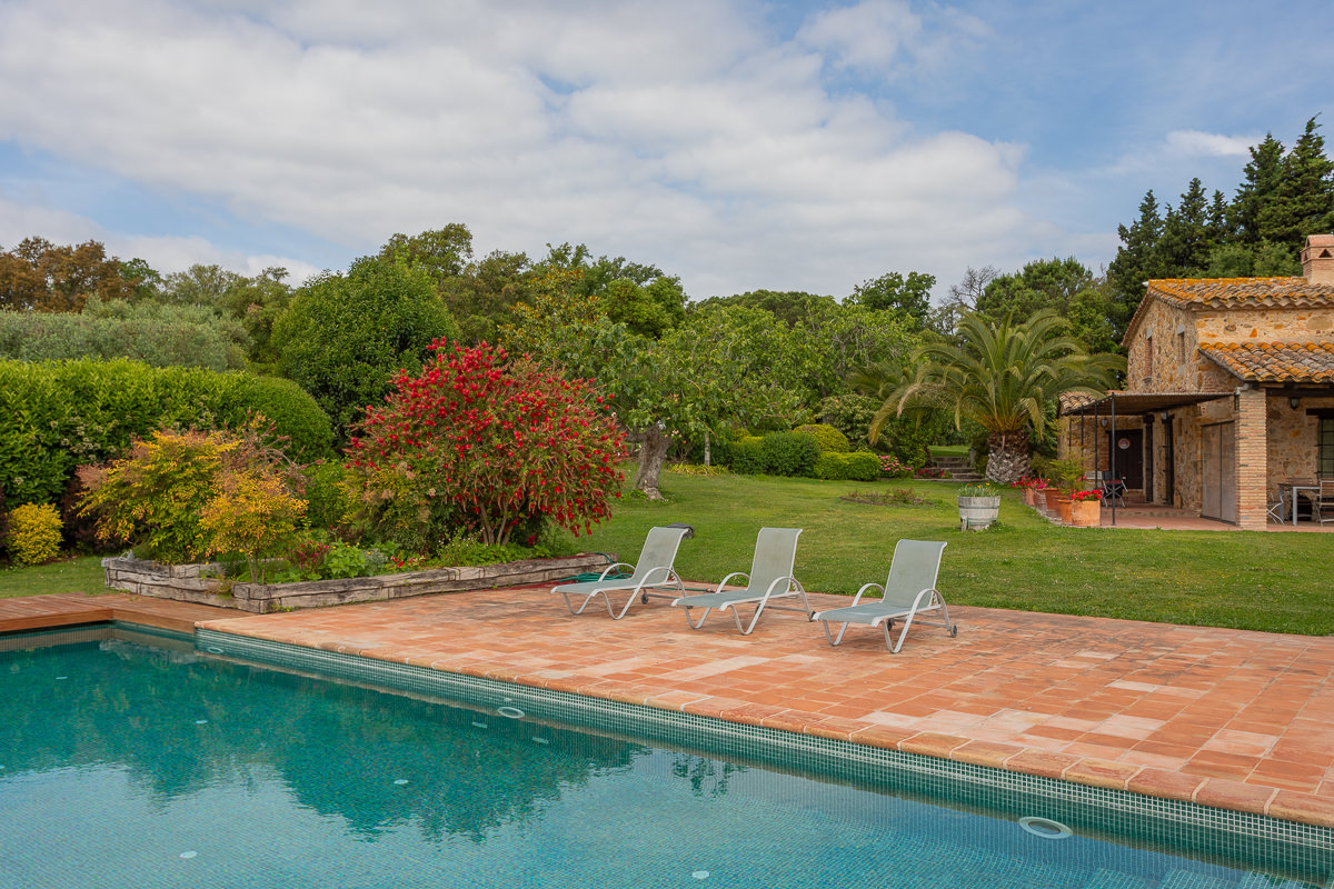 Piscina y jardín
